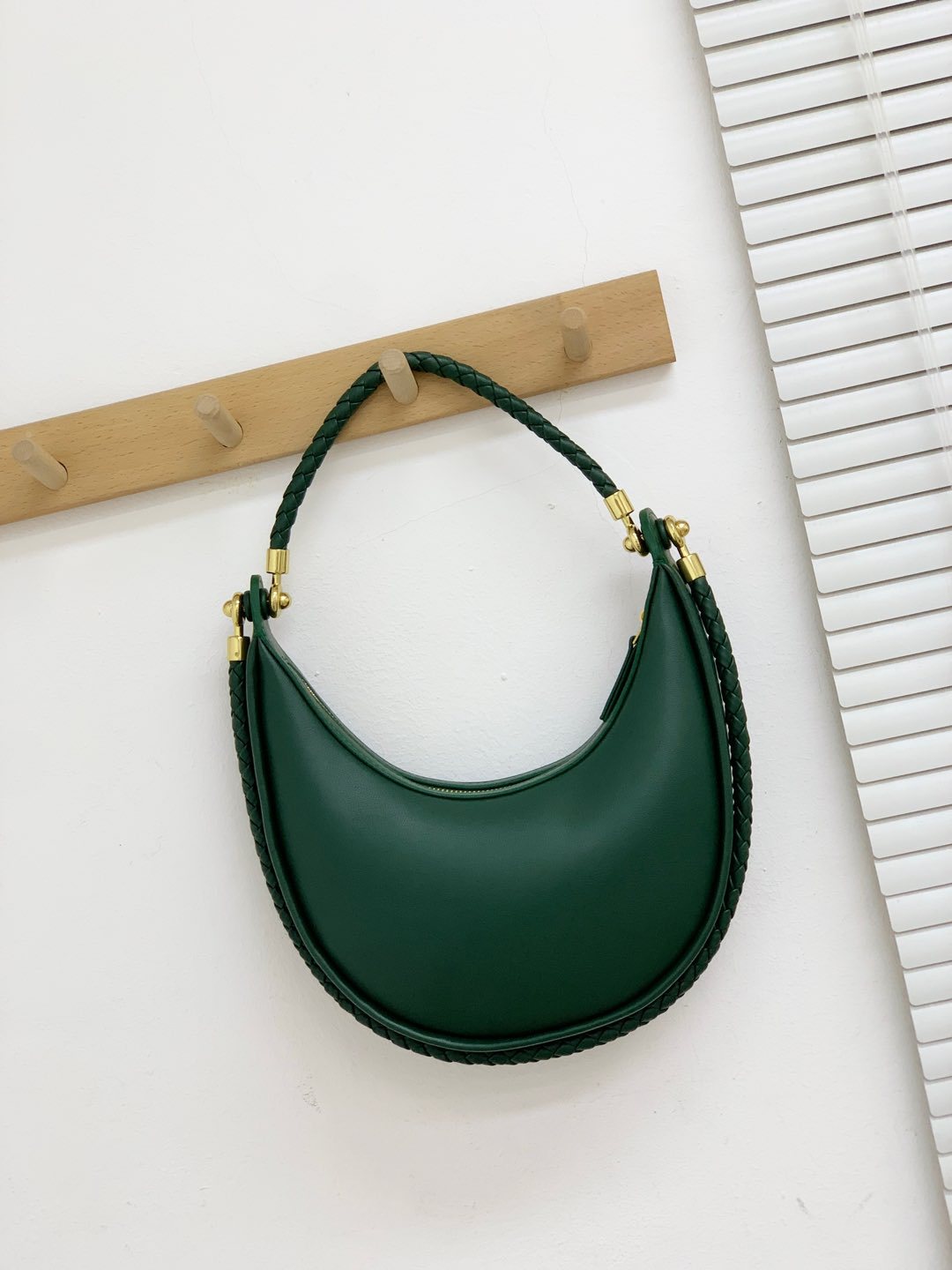 跨境爆款2025新款真皮编织手拎包时尚通勤新月包单肩斜挎半月包