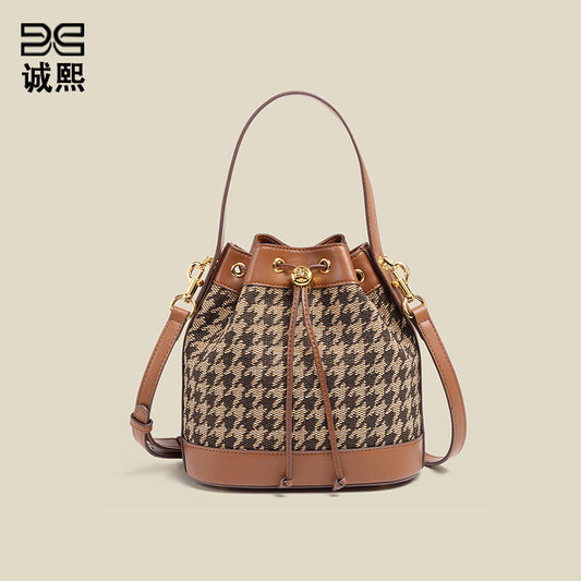 跨境新款高级感时尚单肩斜挎包小众千鸟格水桶包复古大容量手拎包