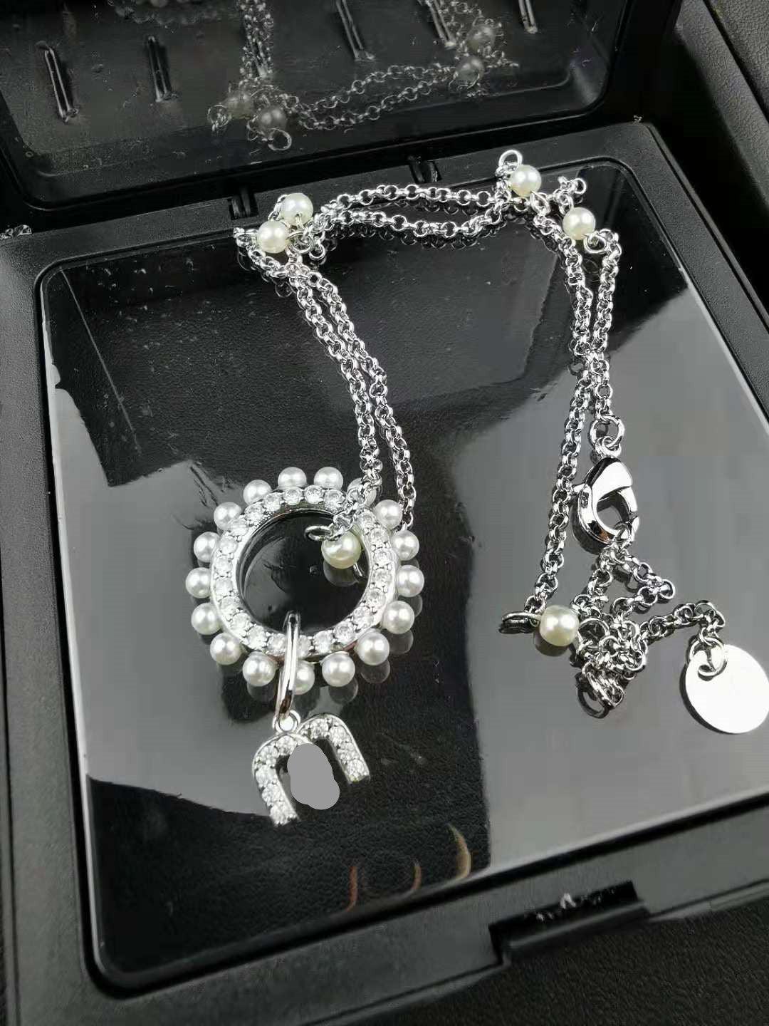 缪家新款锁骨链镶钻m字母吊坠满钻甜美时尚M字母珍珠项链女