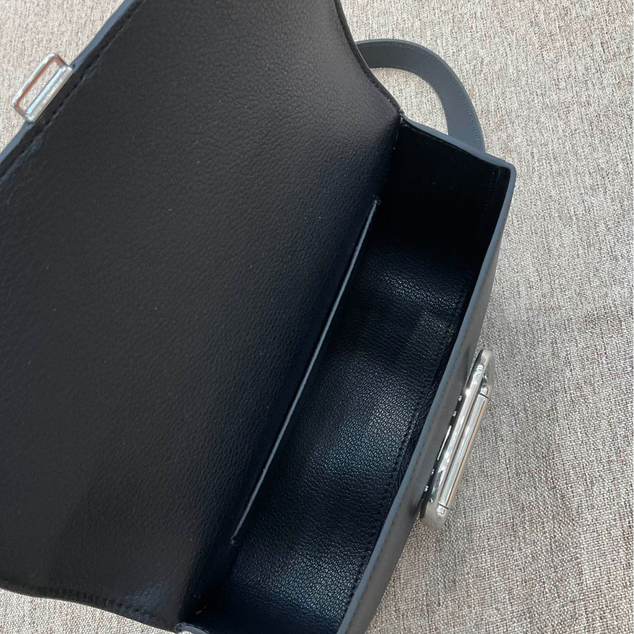 2024新款女手掌纹真皮翘臀包单肩斜挎百搭马鞍包横版蜜臀屁股包包