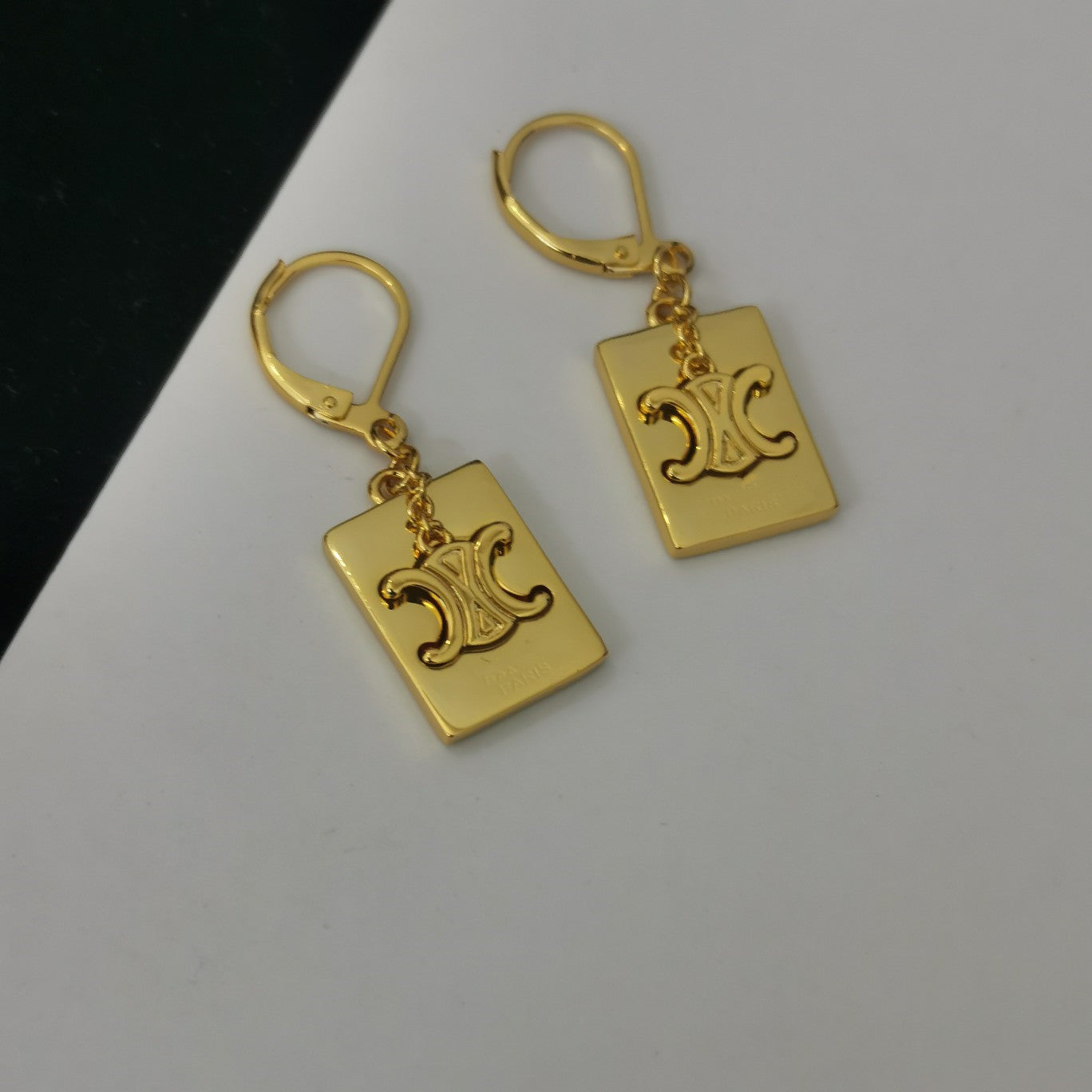 CEL风22新款凯旋门镂空方块项链女高级感光面黄铜镀24K方牌锁骨链