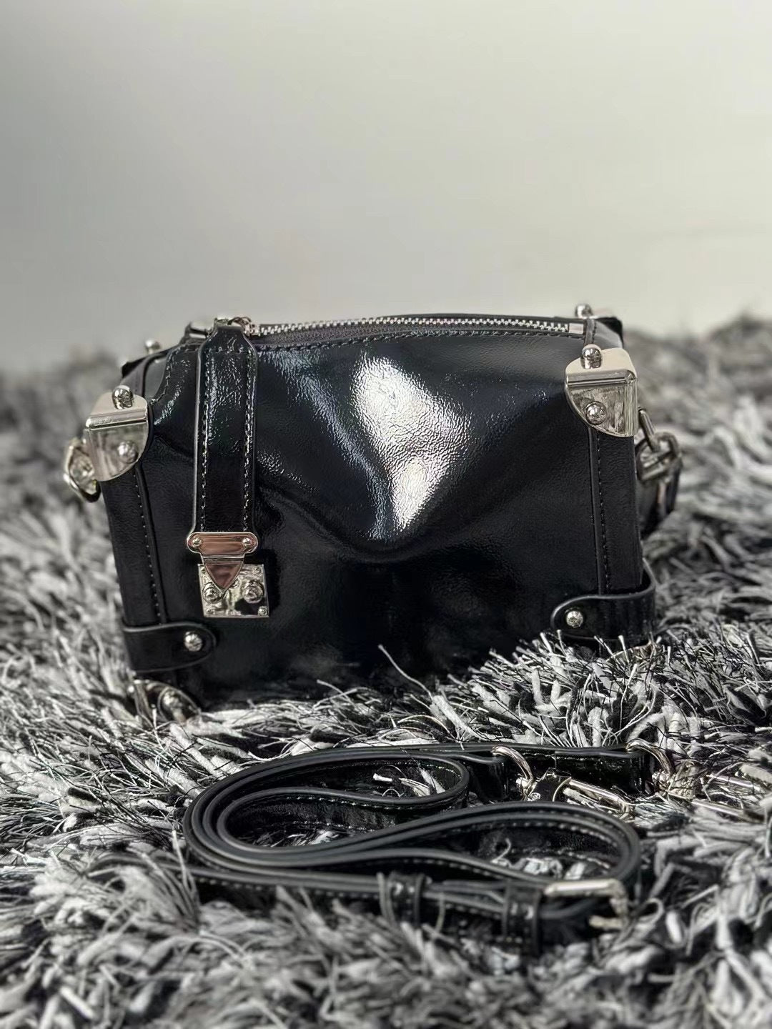 2024真皮手拎盒子包手抓纹褶皱油蜡头层牛皮铆钉机车包斜挎潮酷包