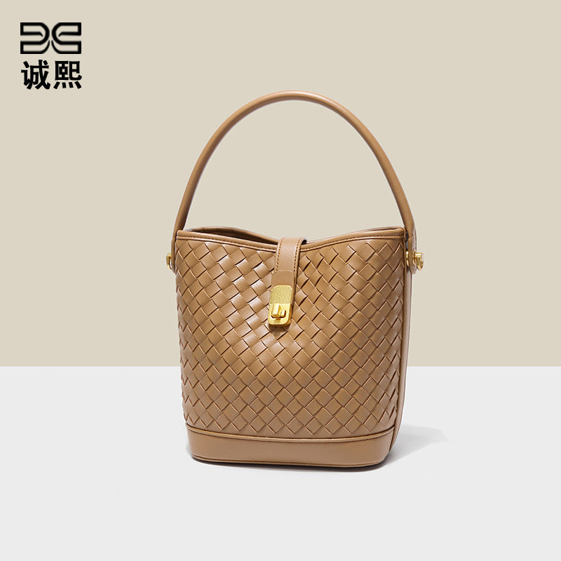 新款夏季水桶包时尚休闲百搭手工编织包通勤大容量手提单肩斜跨包