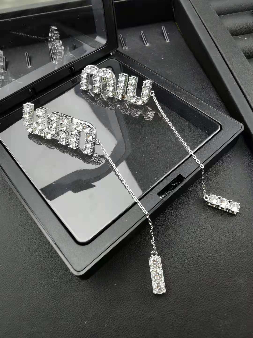 新款缪家耳环字母满钻MIU字母水晶女气质时尚水钻耳坠长款耳线