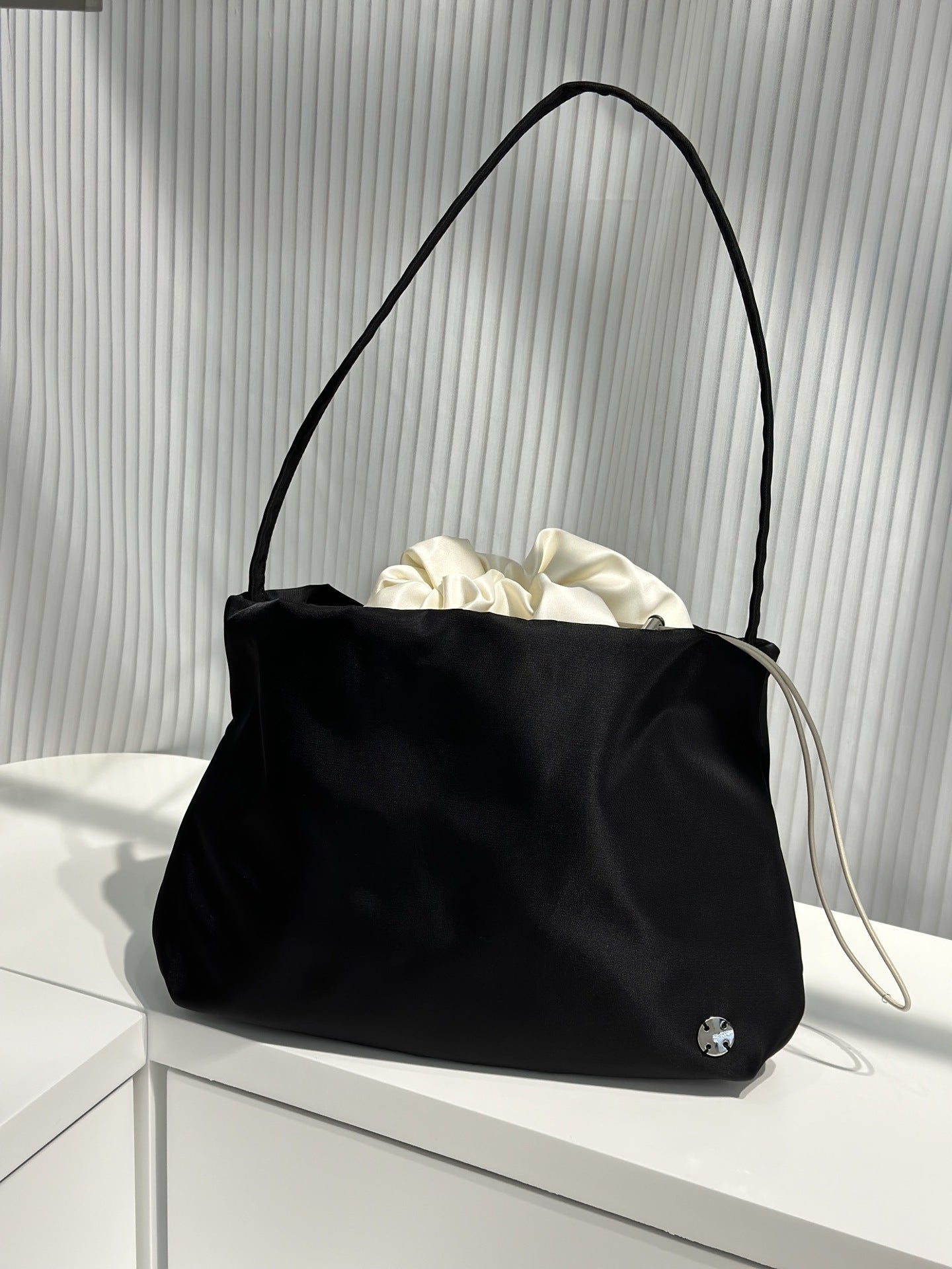 THE 2023高端品质ROW XL Bourse 尼龙云朵褶皱手袋手拿包单肩包