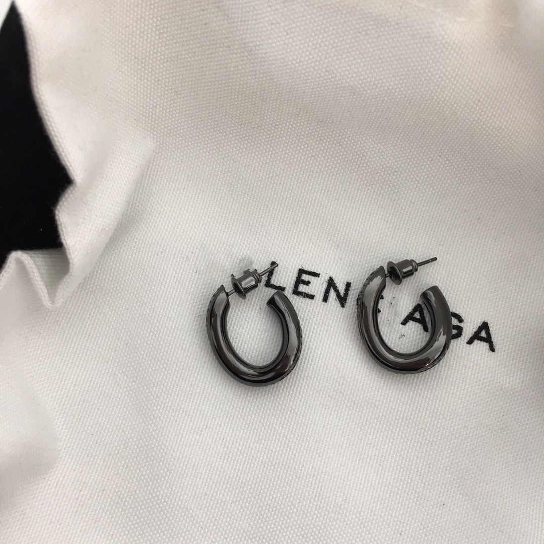 巴黎家21新款BB枪黑色U形不规则耳钉女高级感气质镶钻几何形耳环