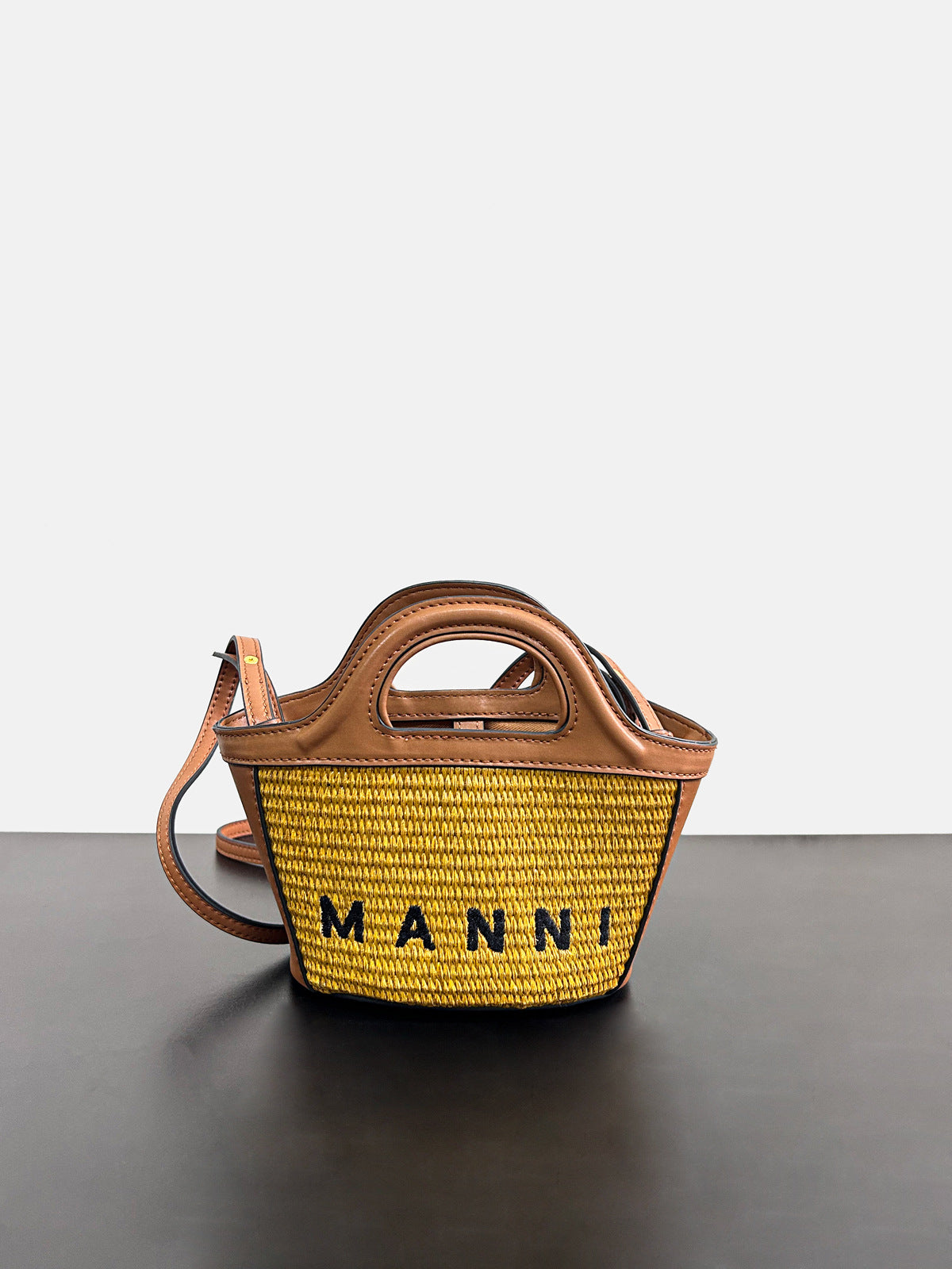 春夏小众沙滩草编拼牛皮波点菜篮子包休闲百搭单肩斜跨手提水桶包