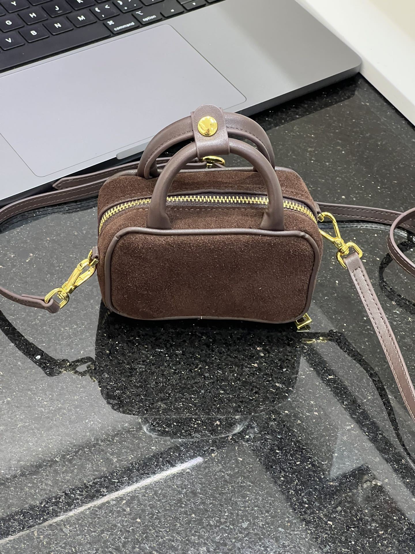 波士顿女包2024新款欧洲站小众斜挎枕头包高级感真皮百搭手提包女