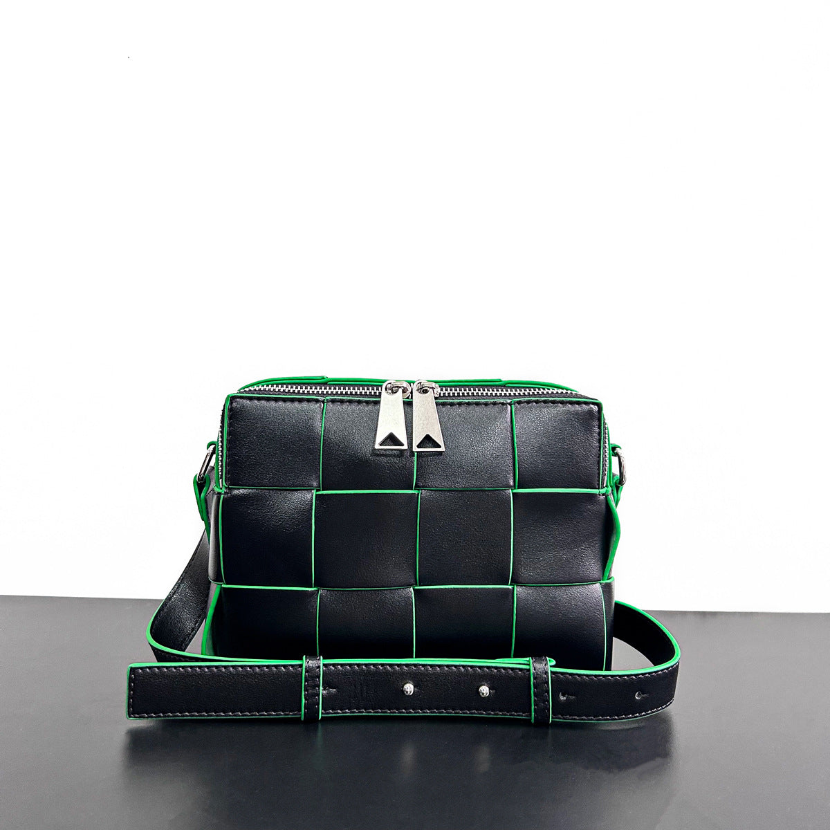 2023秋季新款极简经典大块编织双拉链开合时髦百搭单肩斜挎相机包