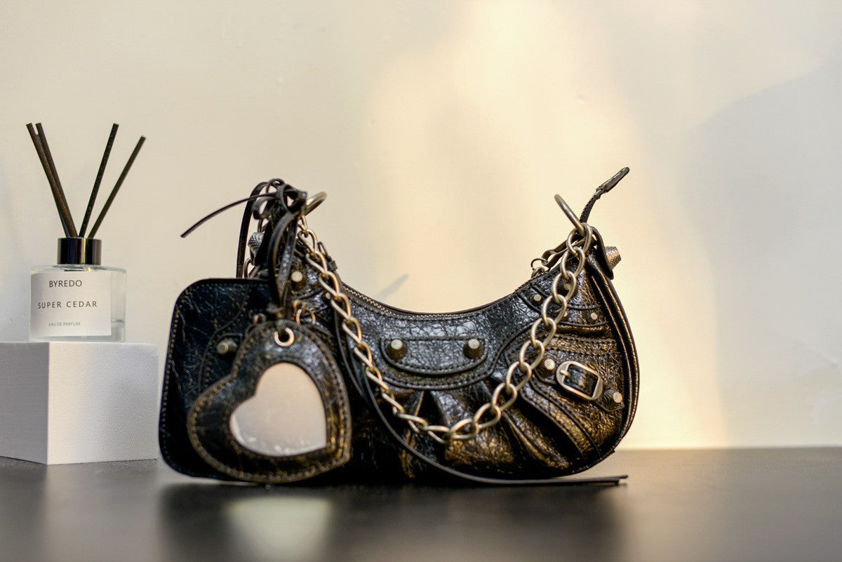 真皮包包女2022新款单肩轻奢月牙包质感法式腋下包铆钉流苏月牙褶