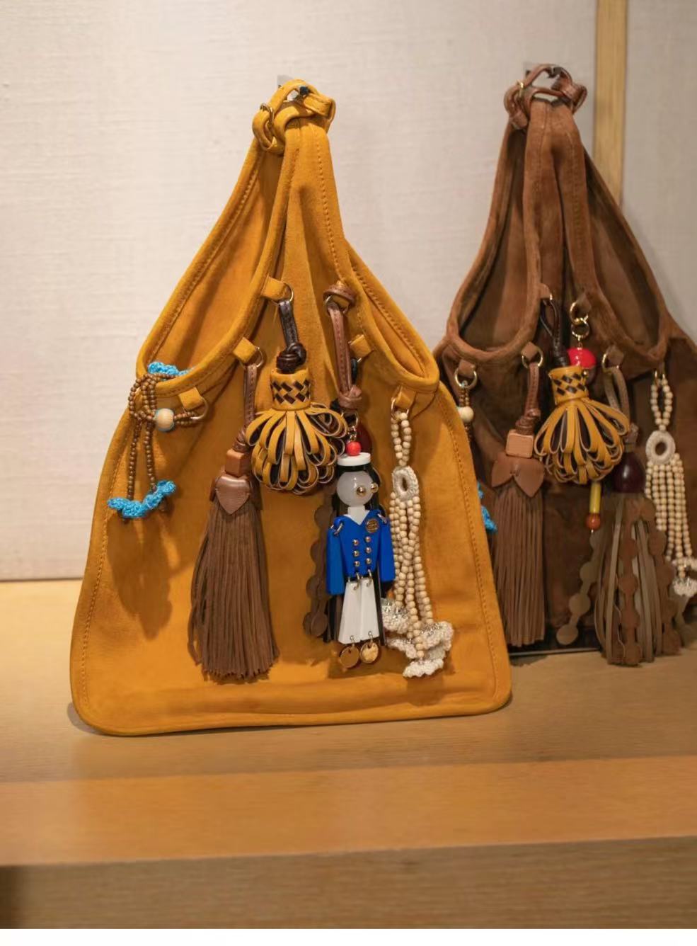 繆家2025新款麂皮流苏腋下包翻毛真皮复古手提包女玩偶挂件手拎包