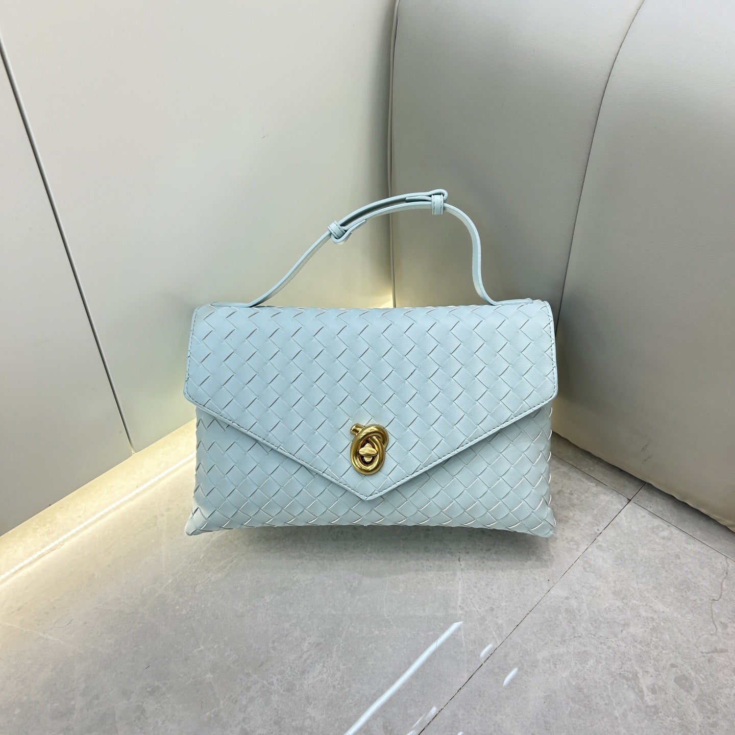 真皮编织小方盒女包2025春季新款时尚百搭锁扣大容量手提斜跨包女