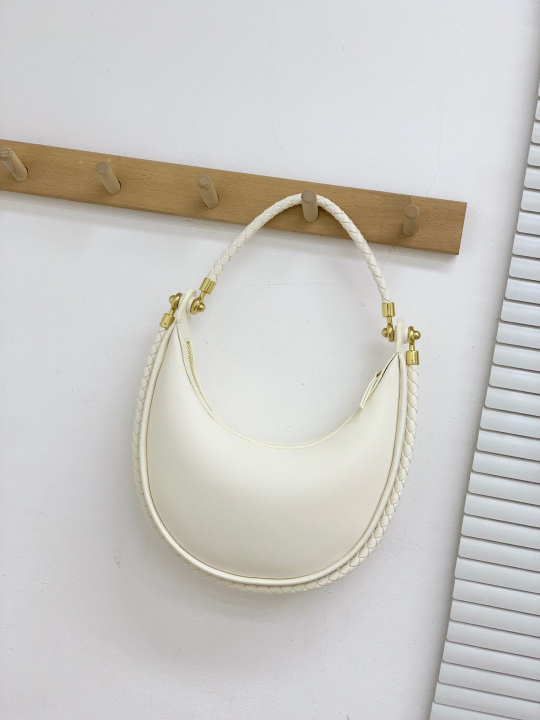 跨境爆款2025新款真皮编织手拎包时尚通勤新月包单肩斜挎半月包