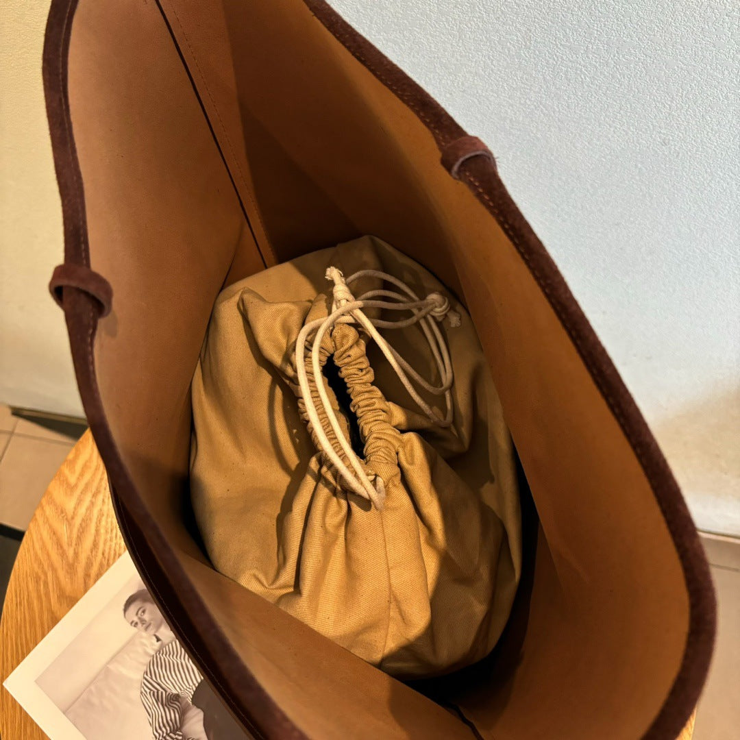 美拉德复古包包女2024新款秋冬麂皮绒面单肩斜挎大容量通勤水桶包