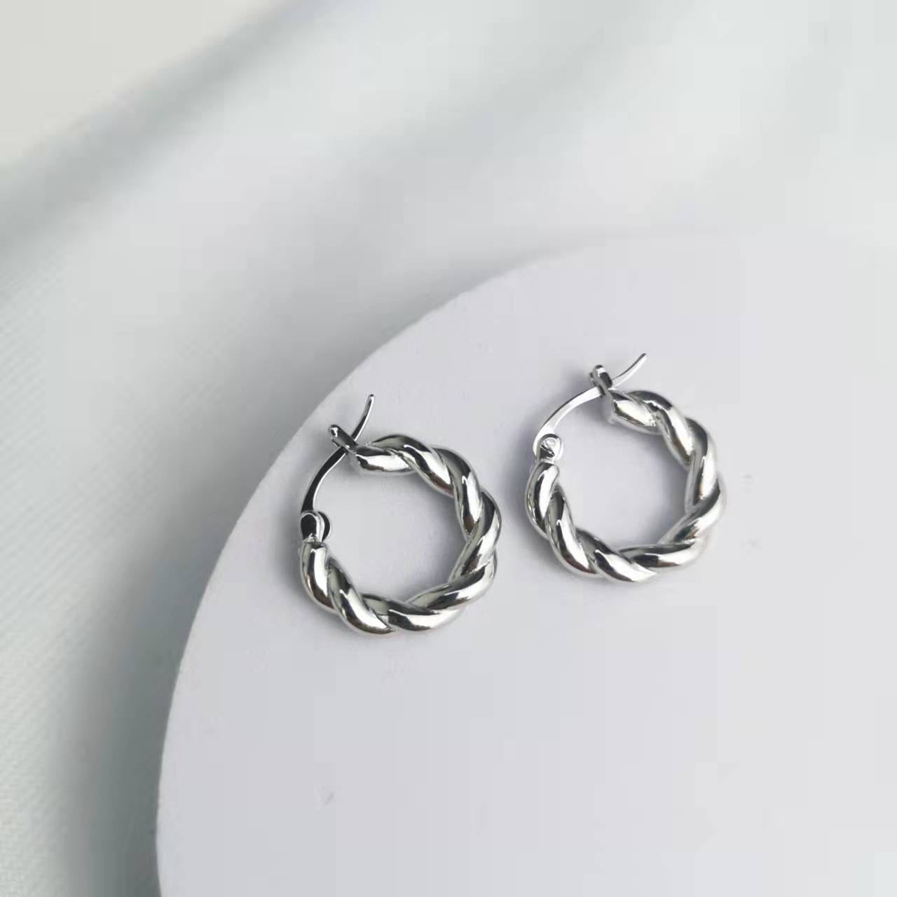 BV家21新款几何形麻花扭绳耳圈女高级感简约光面INS风O形耳环