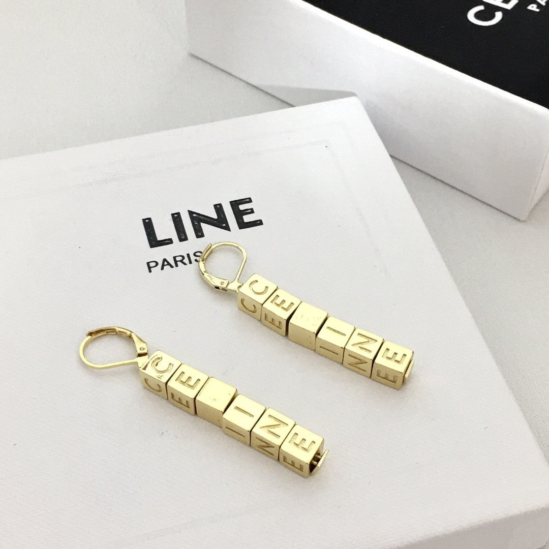 赛林家新款方块字母耳环女高级感个性气质骰子吊坠CEL风珐琅耳扣