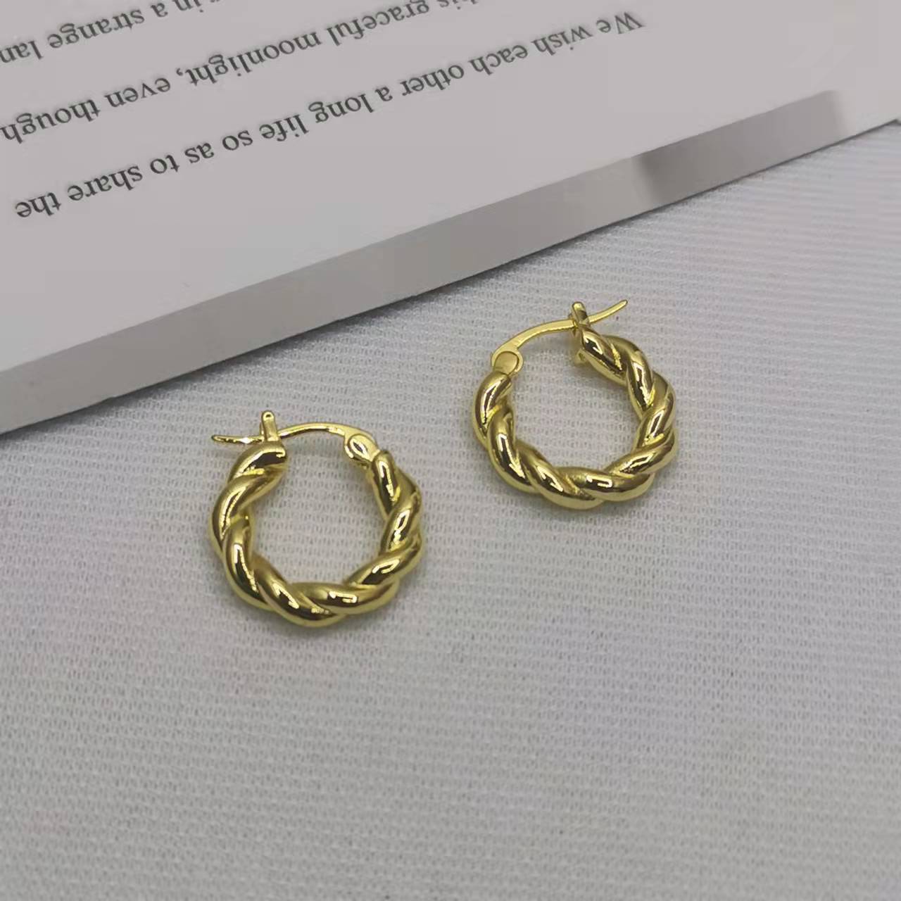 BV家21新款麻花耳环女高级感简约百搭光面环形扭扭耳扣几何小耳圈