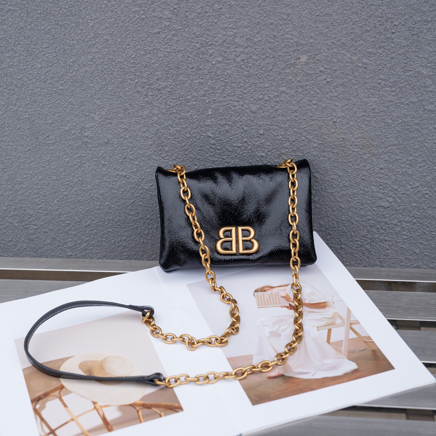 小众设计褶皱羽绒邮差包2025新款大容量甜酷女孩斜挎包单肩大包女