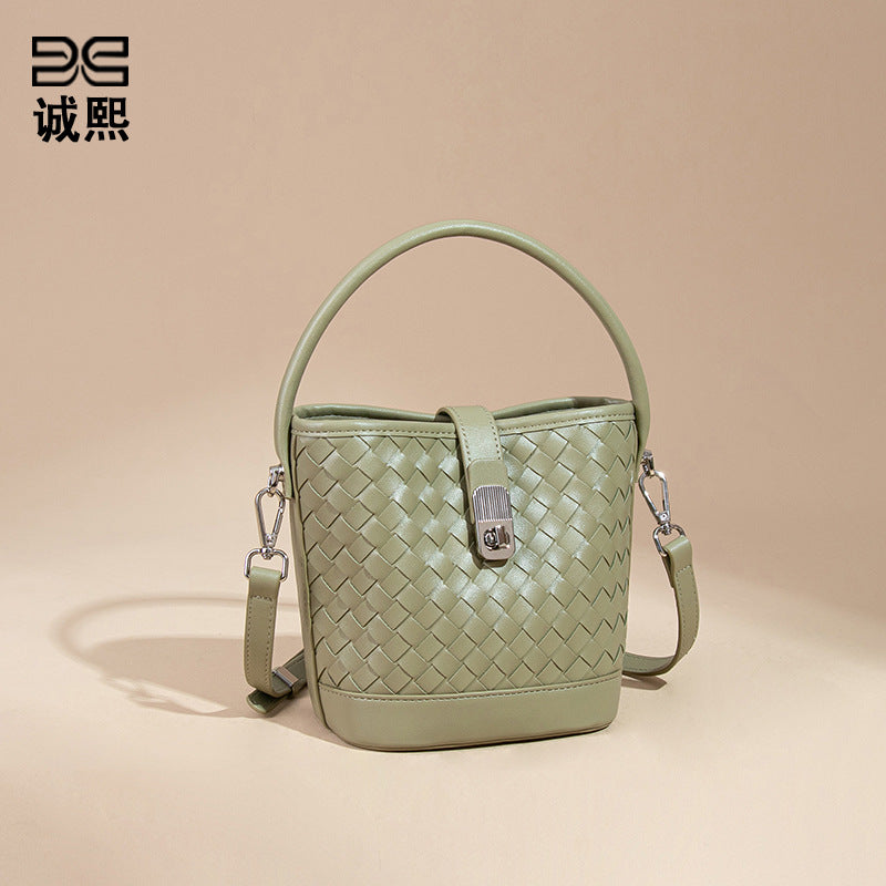 韩版简约潮流纯色手拎水桶包休闲百搭单肩斜跨包时尚ins编织女包