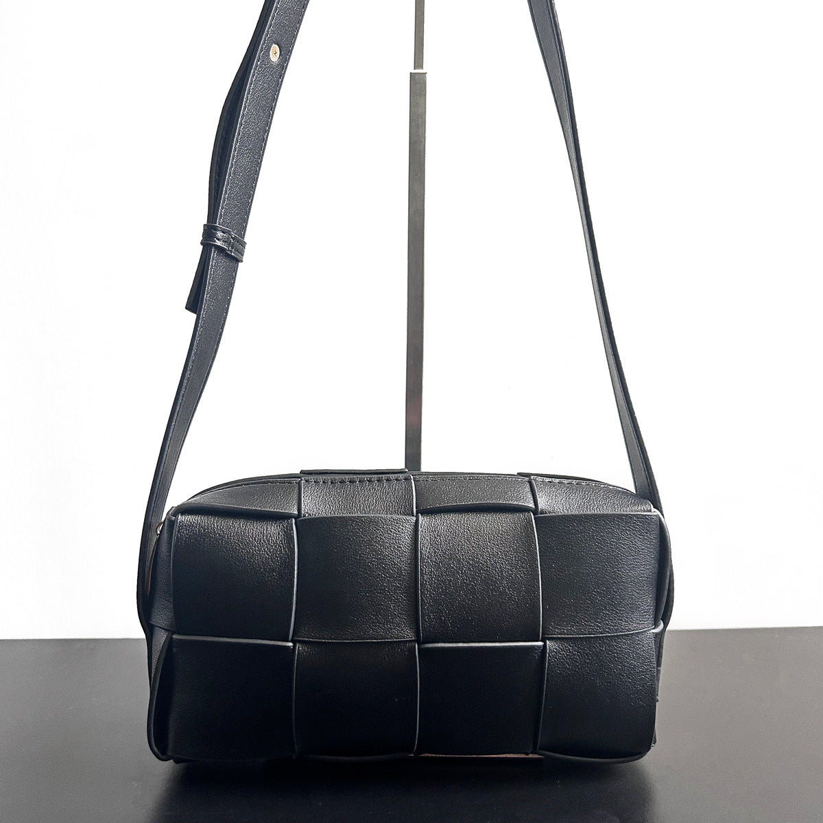 高级感包包女春夏百搭2023新款时尚单肩斜挎包流行爆款编织枕头包