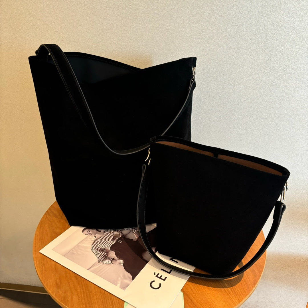 美拉德复古包包女2024新款秋冬麂皮绒面单肩斜挎大容量通勤水桶包