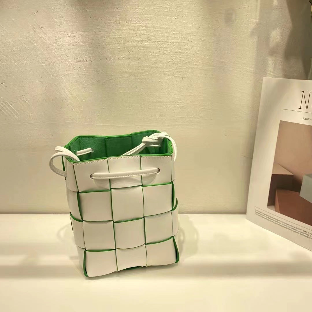 2023手拎休闲单肩包纯色手提包女包抽绳编织菜篮子水桶包轻奢风