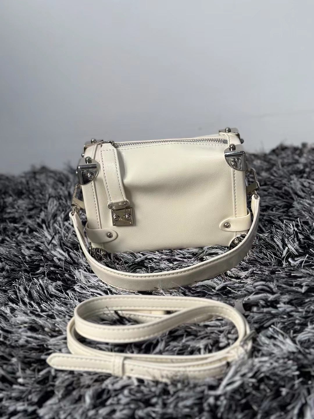 2024真皮手拎盒子包手抓纹褶皱油蜡头层牛皮铆钉机车包斜挎潮酷包