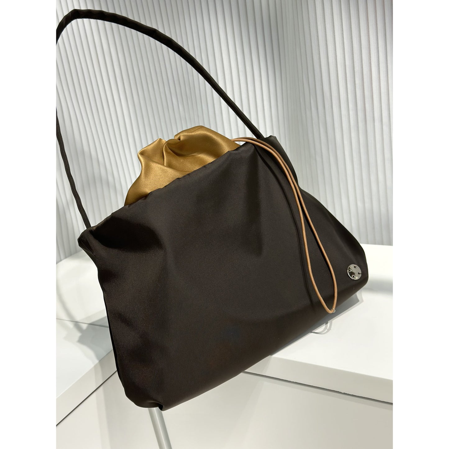 THE 2023高端品质ROW XL Bourse 尼龙云朵褶皱手袋手拿包单肩包