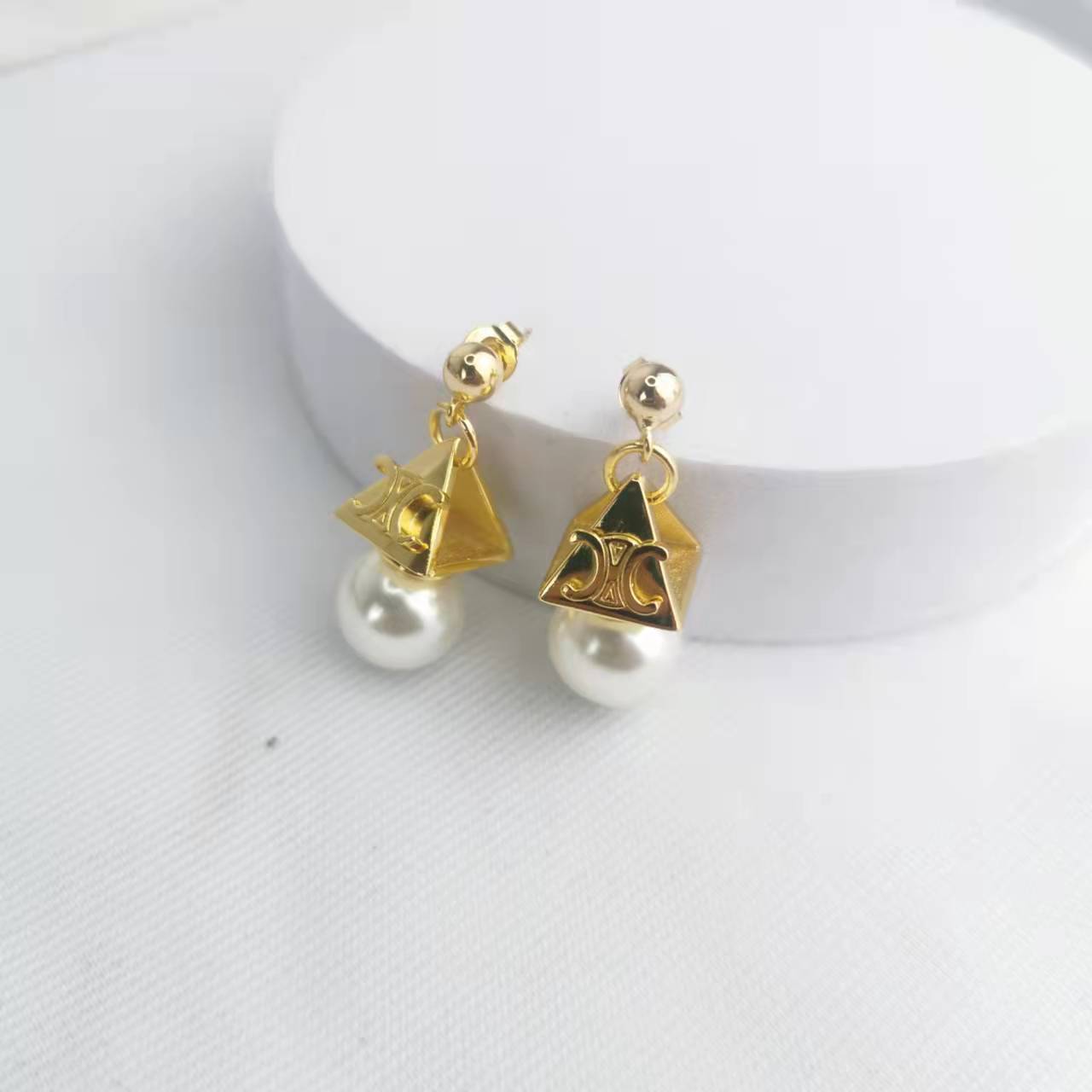 赛林家22新款三角宝塔凯旋门珍珠耳钉女气质光面镀金几何形耳环