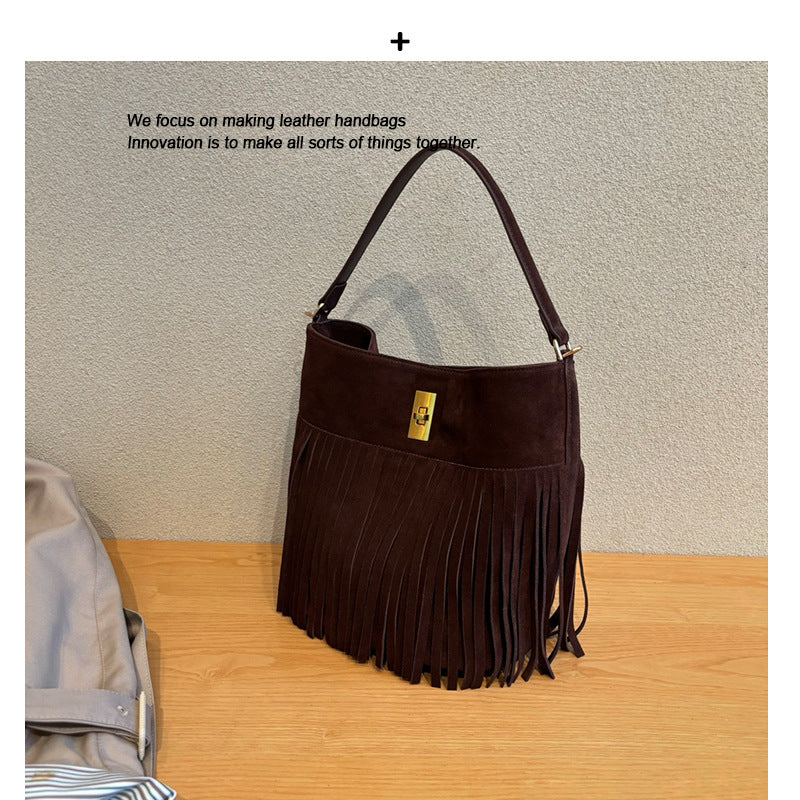 秋冬季复古麂皮绒面包包女2024新款百搭斜挎包流苏磨砂单肩水桶包