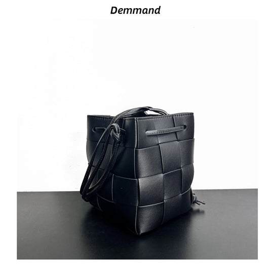 2023手拎休闲单肩包纯色手提包女包抽绳编织菜篮子水桶包轻奢风