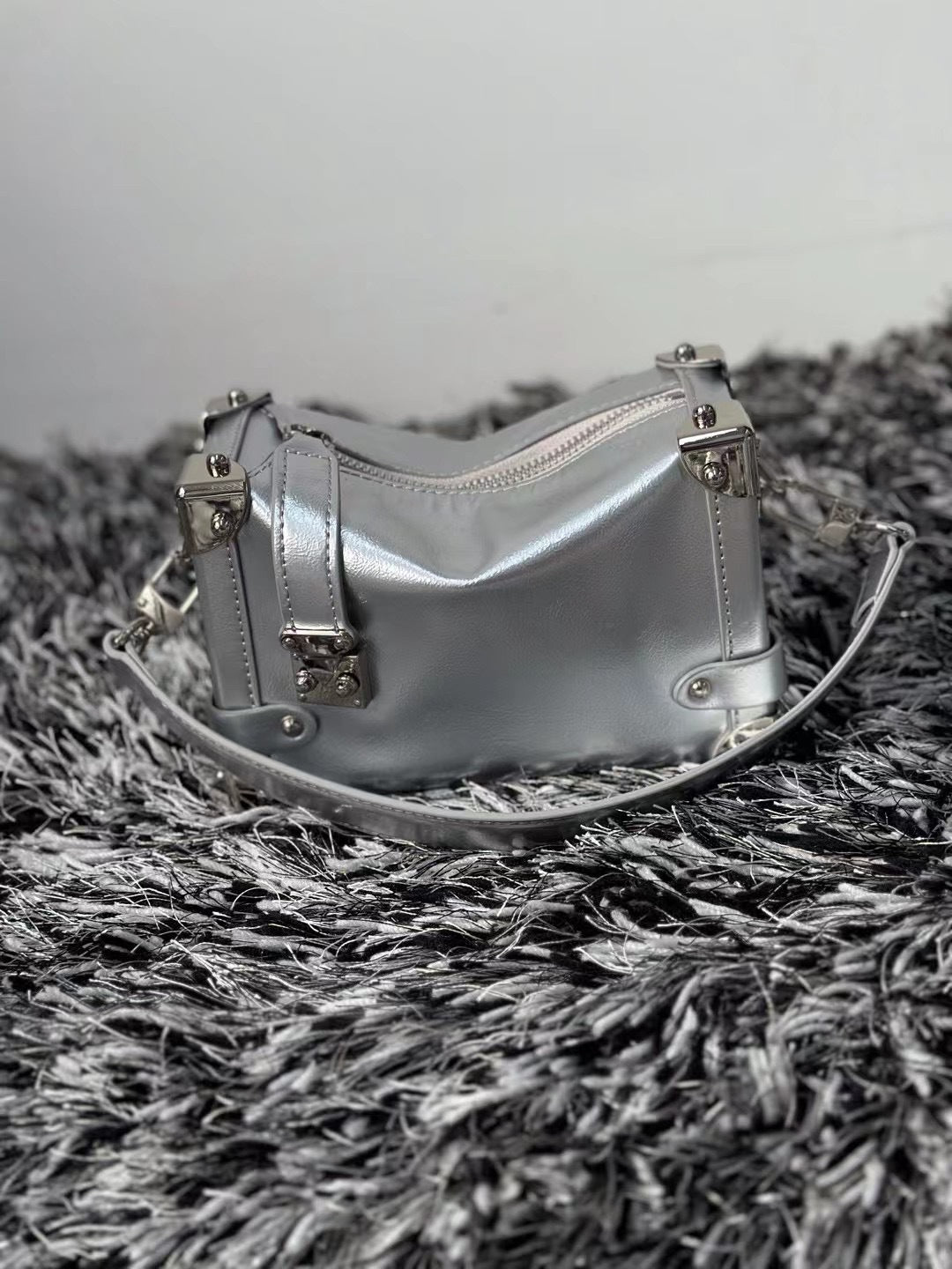 2024真皮手拎盒子包手抓纹褶皱油蜡头层牛皮铆钉机车包斜挎潮酷包