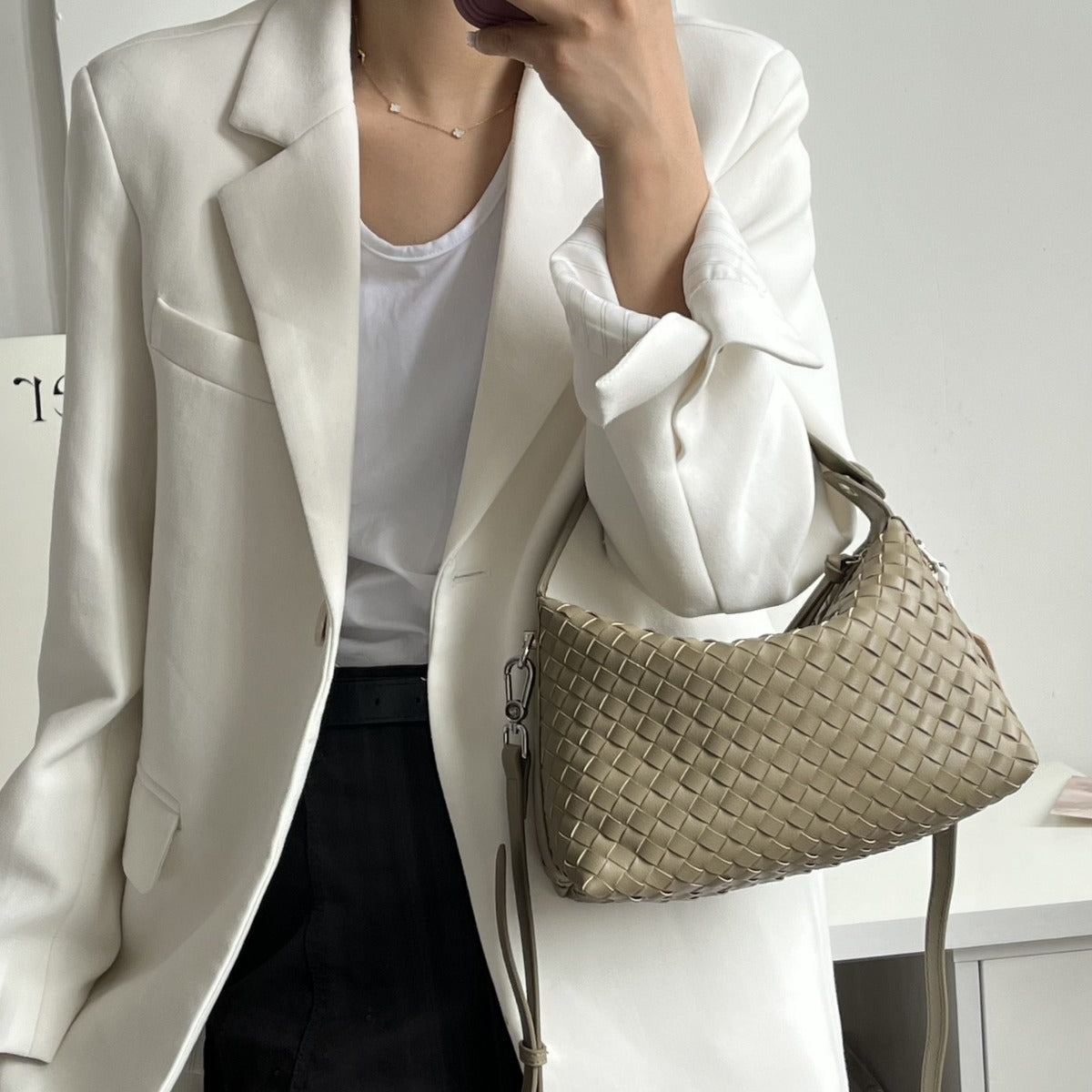 亚马逊小众真皮编织饺子包牛皮流浪风斜挎包女枕头包手拎包批发