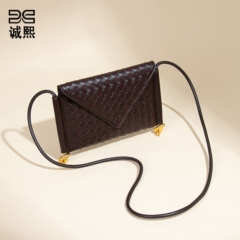 夏季洋气百搭编织女包简约休闲单肩斜跨邮差包新款潮流手拿信封包