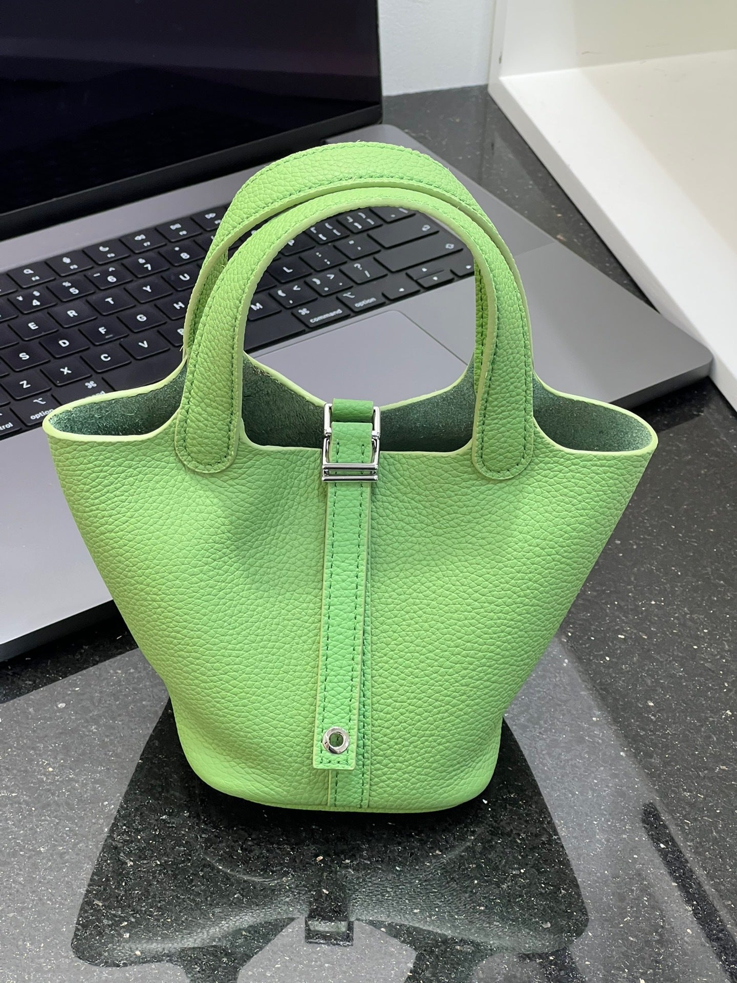 小鸡黄菜篮子包包女手提水桶包大容量2024新款百搭牛皮手拎子母包