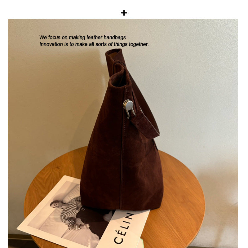 美拉德复古包包女2024新款秋冬麂皮绒面单肩斜挎大容量通勤水桶包