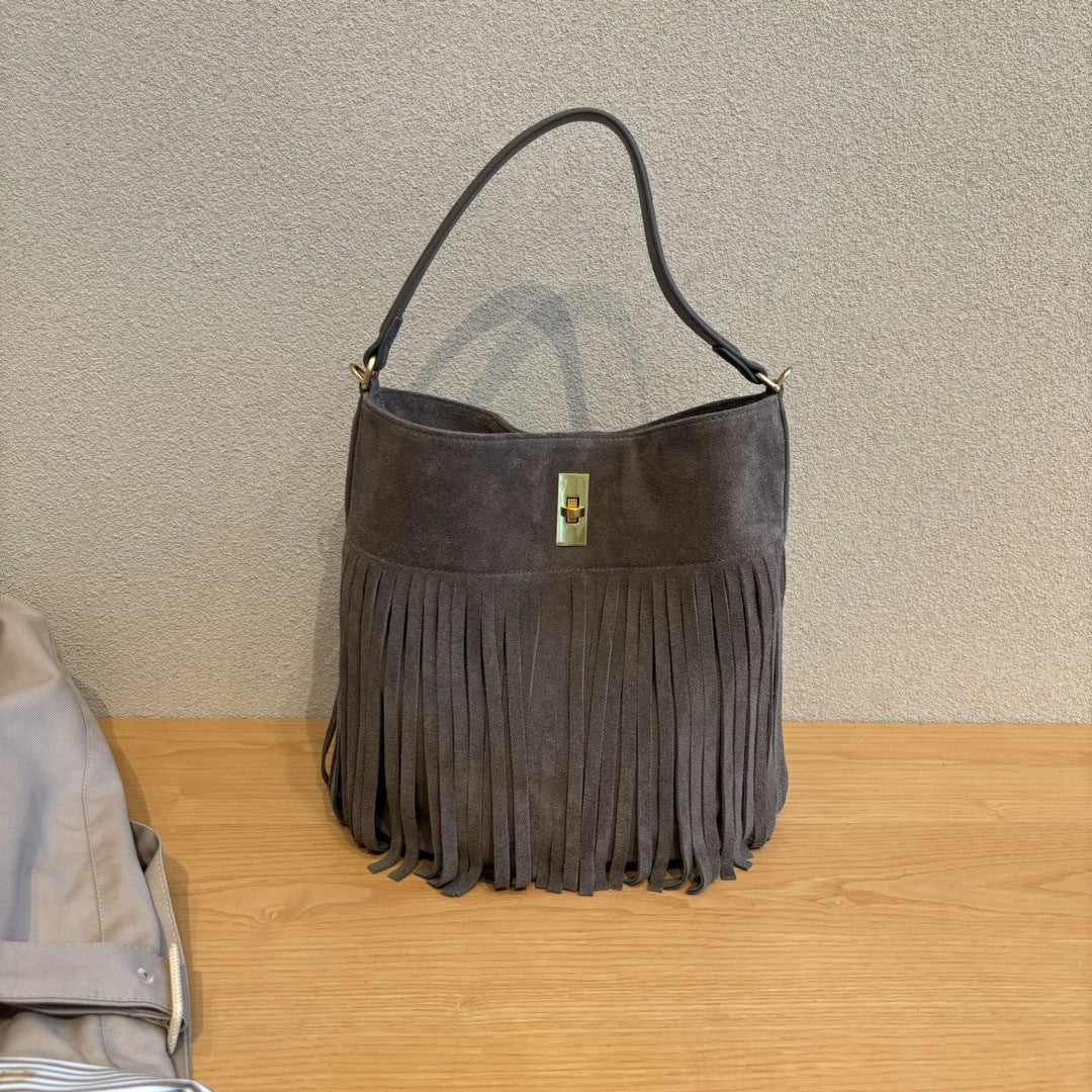 秋冬季复古麂皮绒面包包女2024新款百搭斜挎包流苏磨砂单肩水桶包