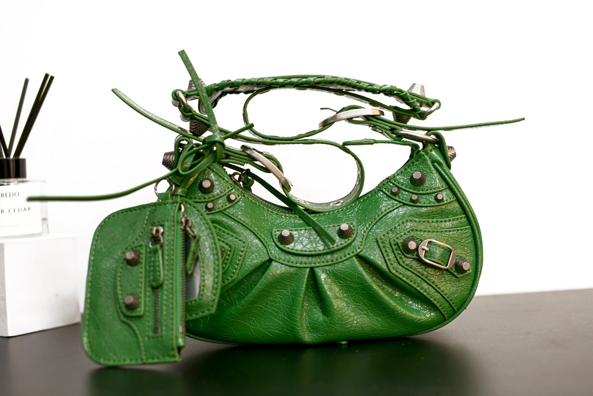 真皮包包女2022新款单肩轻奢月牙包质感法式腋下包铆钉流苏月牙褶