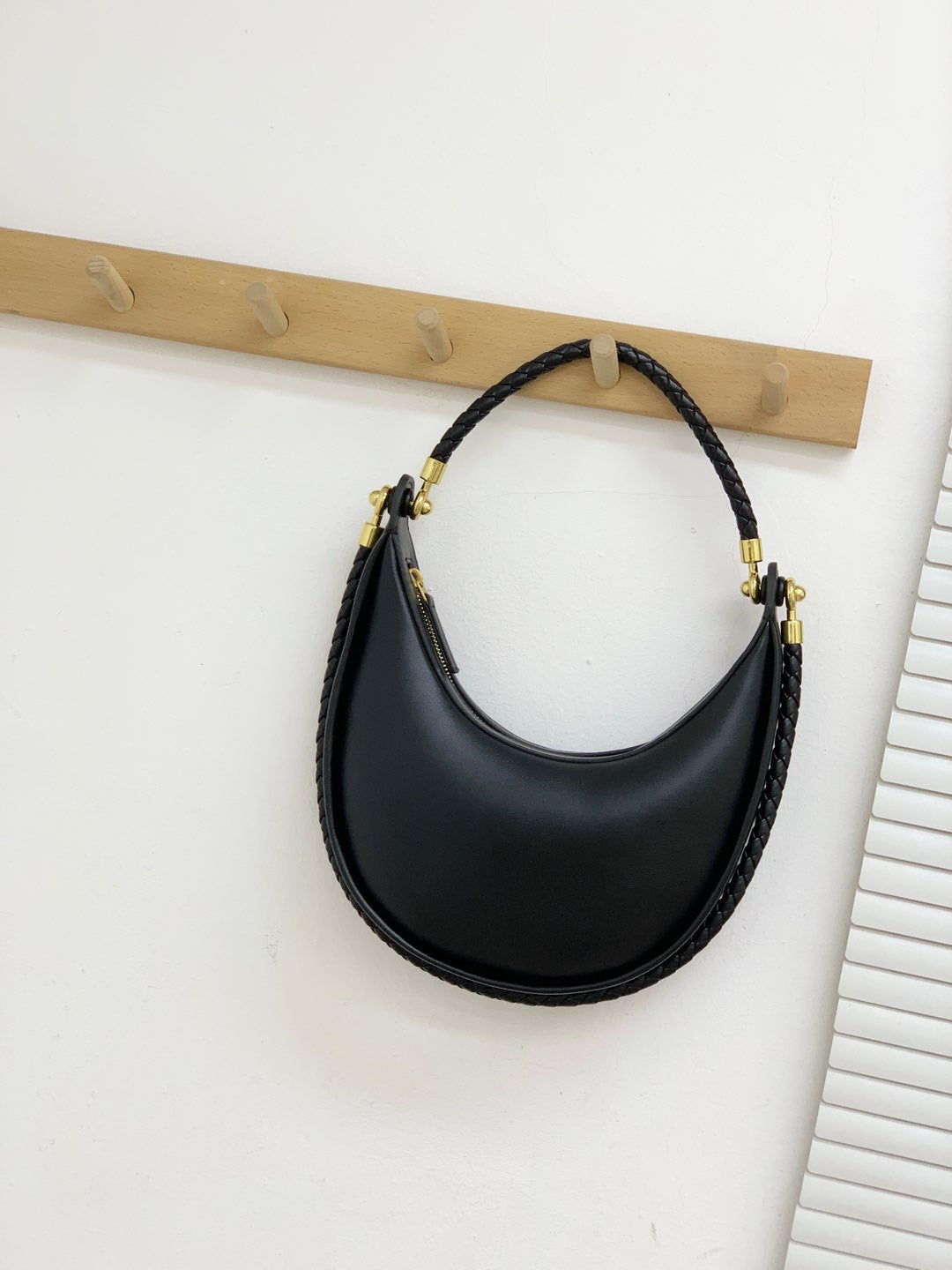 跨境爆款2025新款真皮编织手拎包时尚通勤新月包单肩斜挎半月包