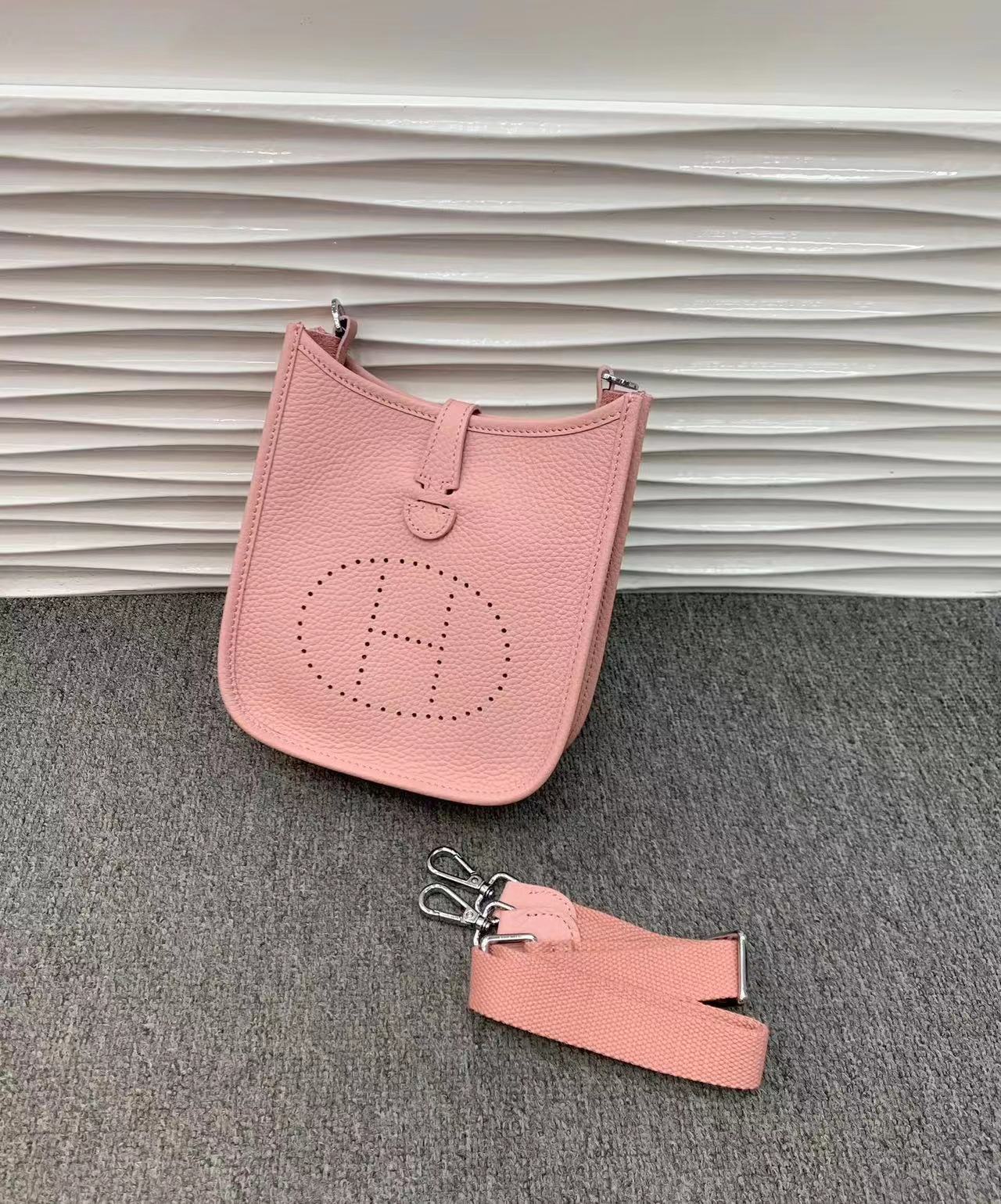 洋气小包包女2024新款字母镂空信封包潮韩版简约时尚单肩斜挎包包