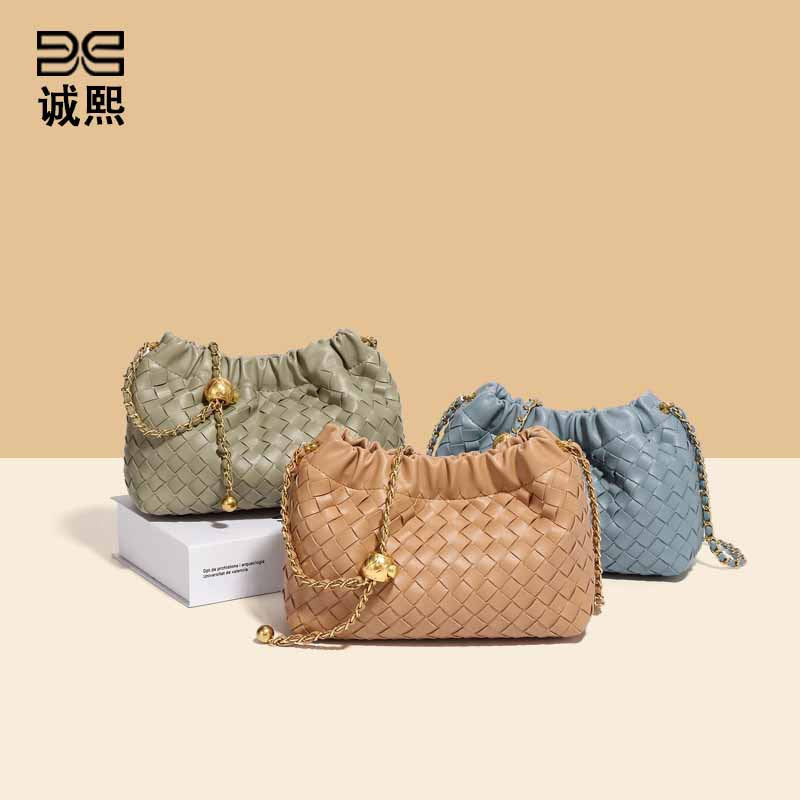 轻奢定制小众云朵包皱褶编织百搭斜挎包仙女纯色链条小金球单肩包
