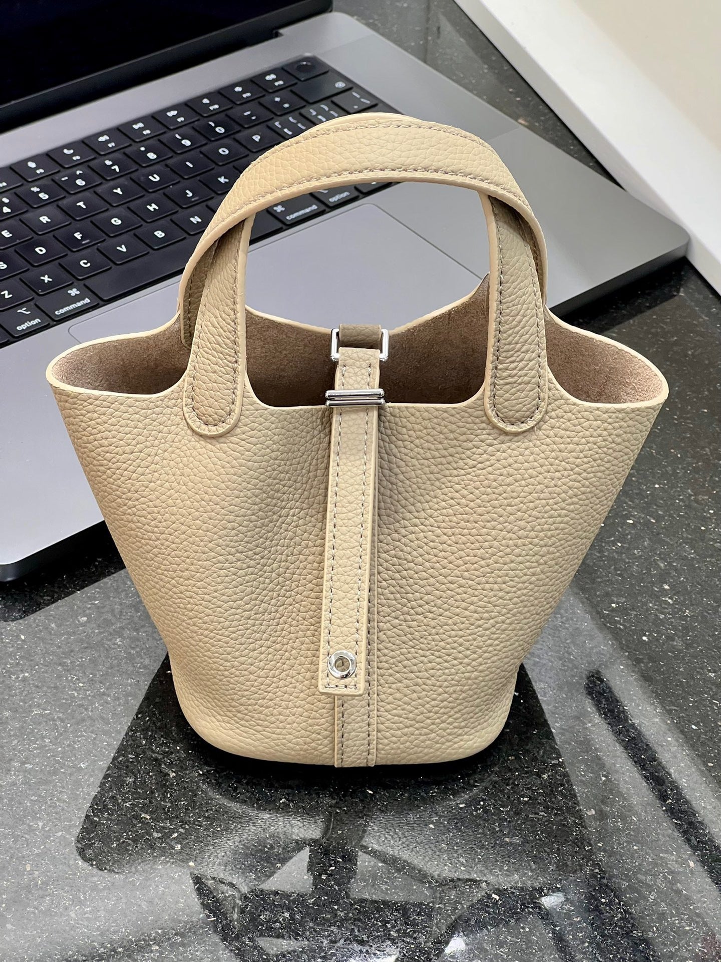 小鸡黄菜篮子包包女手提水桶包大容量2024新款百搭牛皮手拎子母包