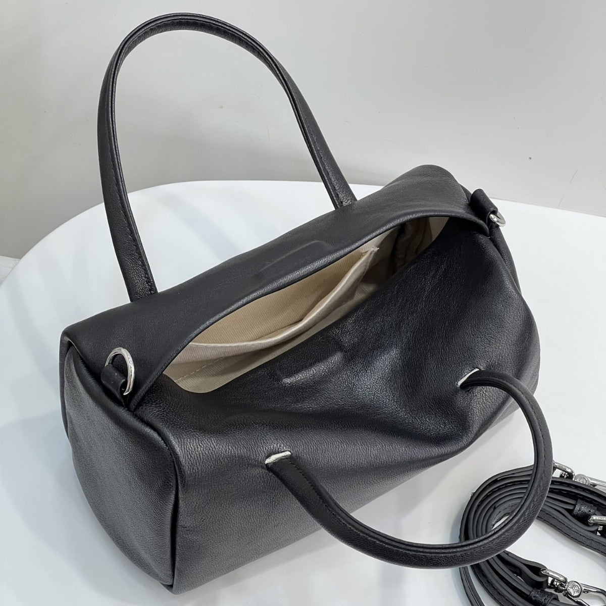 2025韩系新款新款女包高级复古保龄球包包百搭大容量通勤包法棍包