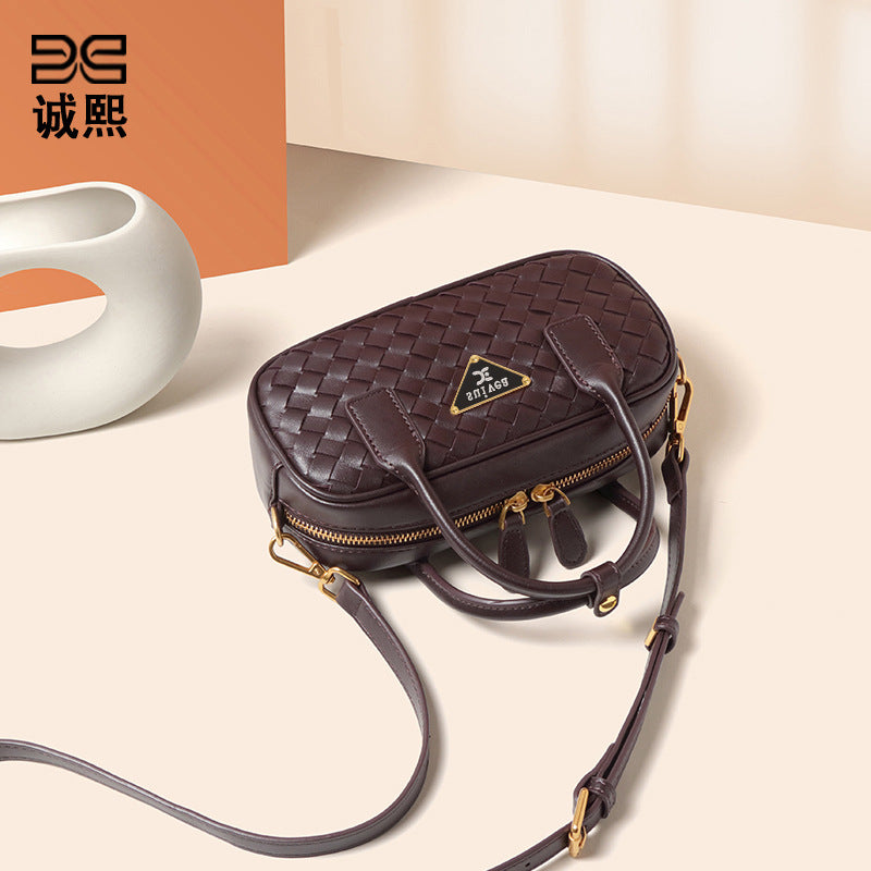 新款潮流枕头包单肩斜挎小方包高级感百搭手拎包时尚手工编织包包