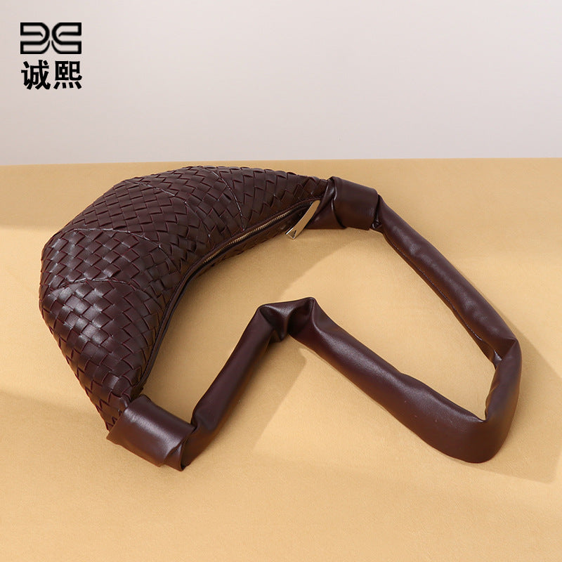 韩版慵懒风牛角包潮流单肩斜挎饺子包小众编织女包新款时尚可颂包