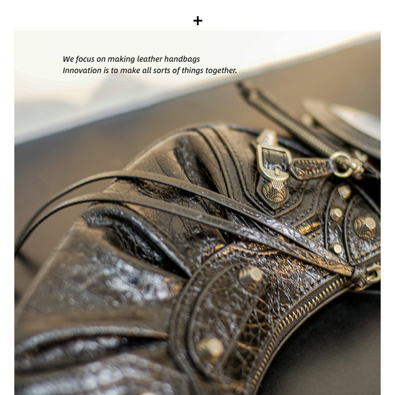 真皮包包女2022新款单肩轻奢月牙包质感法式腋下包铆钉流苏月牙褶