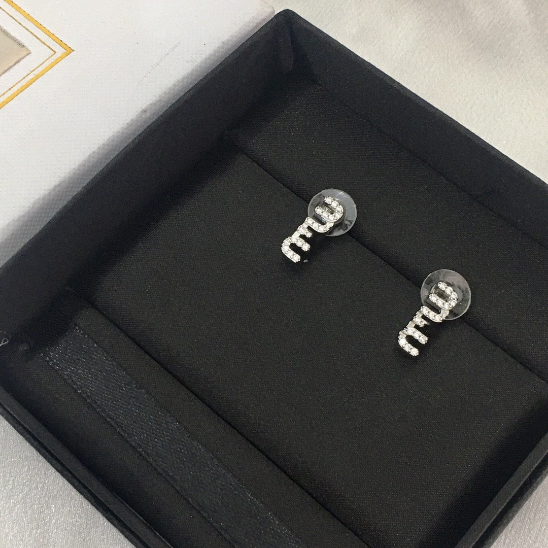 缪家新款字母耳钉女高级感个性气质黄铜镀金镶钻MIU耳环