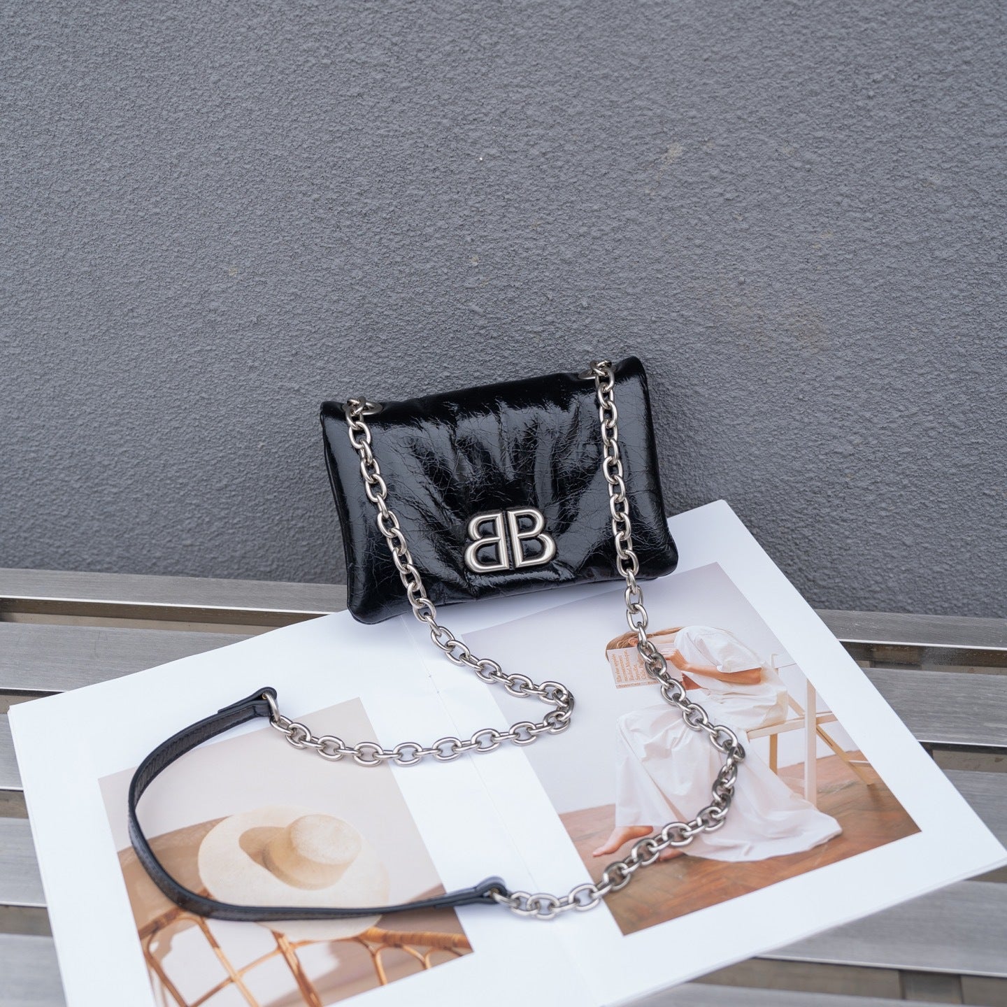 小众设计褶皱羽绒邮差包2025新款大容量甜酷女孩斜挎包单肩大包女