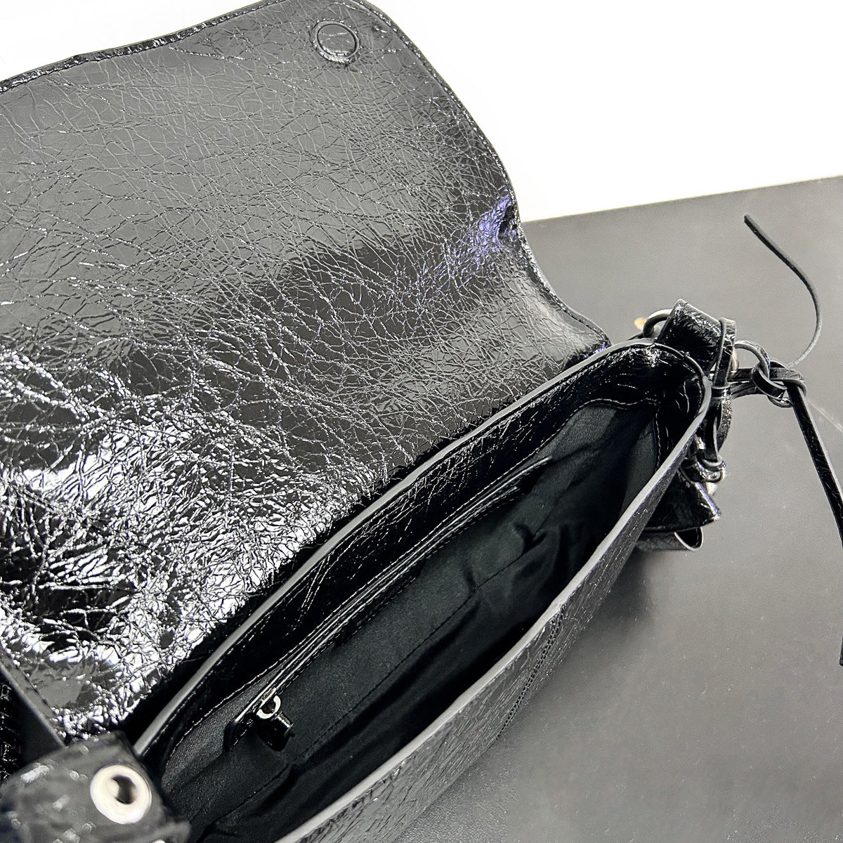 2023春季新款网红同款翻盖机车包复古铆钉休闲百搭相机包斜挎包包